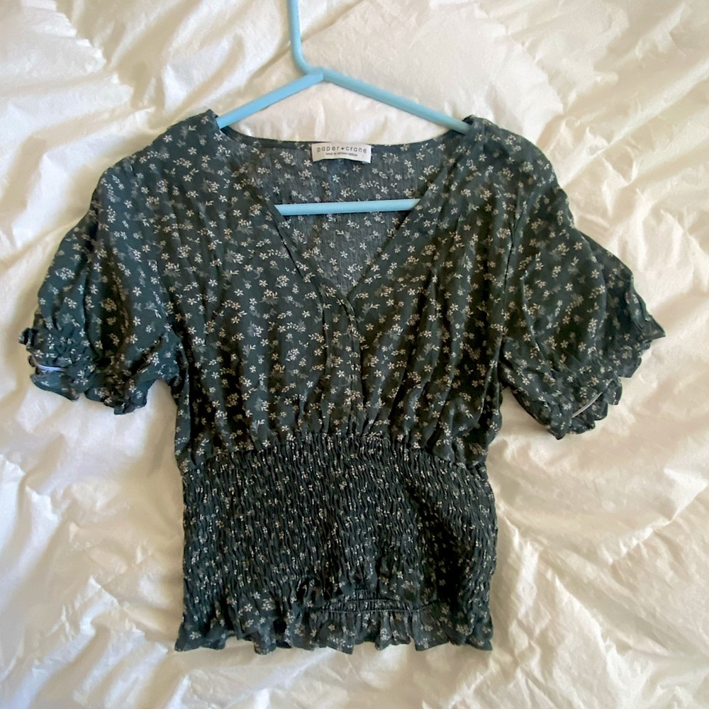 Green v neck puff sleeve top